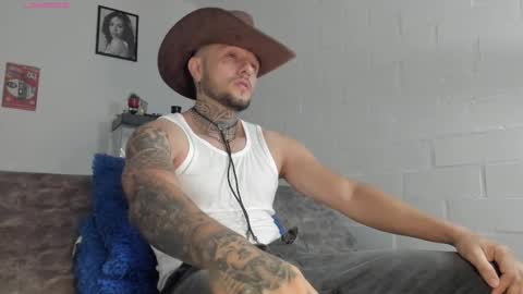 Snapshot of _emilio_escobar chatting on February 26, 10:04 am Emilio online show from February 26, 10:04 am