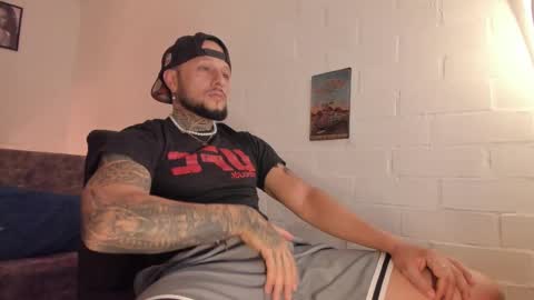 Snapshot of _emilio_escobar chatting on October 7, 9:28 am Emilio online show from October 7, 9:28 am