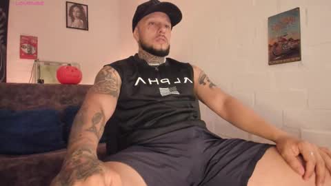 Snapshot of _emilio_escobar chatting on October 15, 9:42 am Emilio online show from October 15, 9:42 am