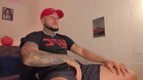 Snapshot of _emilio_escobar chatting on October 16, 9:43 am Emilio online show from October 16, 9:43 am