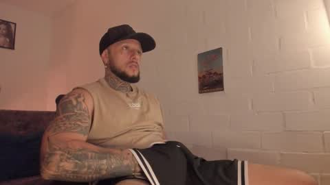 Snapshot of _emilio_escobar chatting on October 20, 9:32 am Emilio online show from October 20, 9:32 am