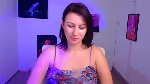 Snapshot of _emma_lay chatting on February 4, 10:00 am Emma online show from February 4, 10:00 am