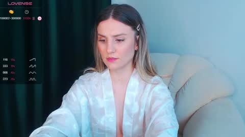 _esmeraldiyaa_ online show from January 6, 10:37 pm