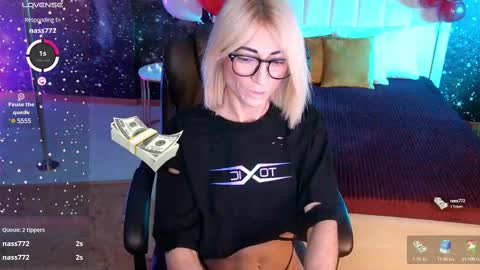 Snapshot of _f_r_a_u_ chatting on February 28, 1:05 am F R A U online show from February 28, 1:05 am