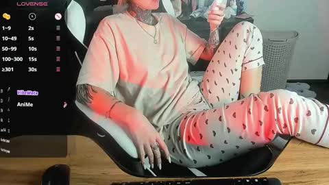 Snapshot of _feralberry__ chatting on December 5, 3:59 am Alis online show from December 5, 3:59 am