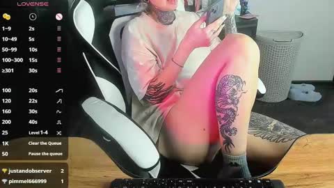Snapshot of _feralberry__ chatting on December 5, 7:05 am Alis online show from December 5, 7:05 am