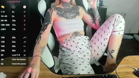 Snapshot of _feralberry__ chatting on December 7, 2:42 am Alis online show from December 7, 2:42 am