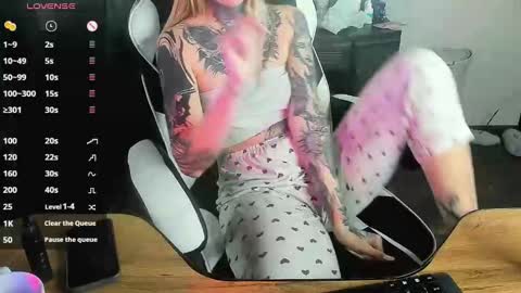 Snapshot of _feralberry__ chatting on December 7, 5:48 am Alis online show from December 7, 5:48 am