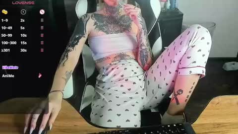Snapshot of _feralberry__ chatting on December 12, 2:22 pm Alis online show from December 12, 2:22 pm
