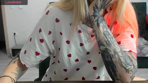 Snapshot of _feralberry__ chatting on December 27, 11:39 am Alis online show from December 27, 11:39 am