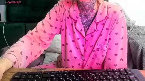 Snapshot of _feralberry__ chatting on February 9, 3:01 pm Alis online show from February 9, 3:01 pm