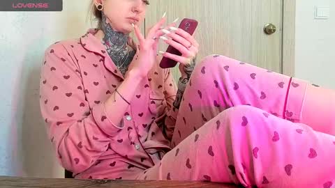 Snapshot of _feralberry__ chatting on February 13, 1:59 pm Alis online show from February 13, 1:59 pm