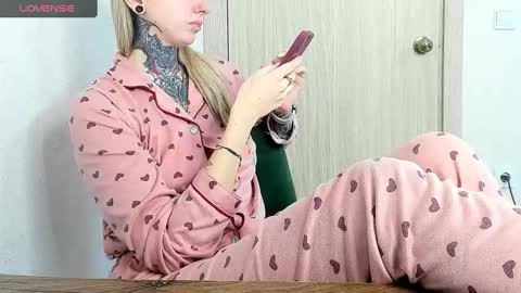 Snapshot of _feralberry__ chatting on February 15, 12:11 pm Alis online show from February 15, 12:11 pm