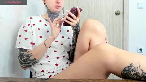 Snapshot of _feralberry__ chatting on February 18, 8:05 am Alis online show from February 18, 8:05 am