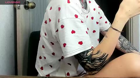 Snapshot of _feralberry__ chatting on February 27, 6:18 am Alis online show from February 27, 6:18 am
