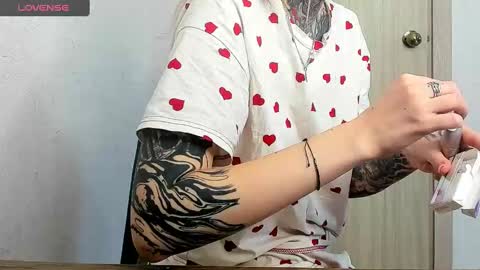 Snapshot of _feralberry__ chatting on February 28, 6:10 am Alis online show from February 28, 6:10 am
