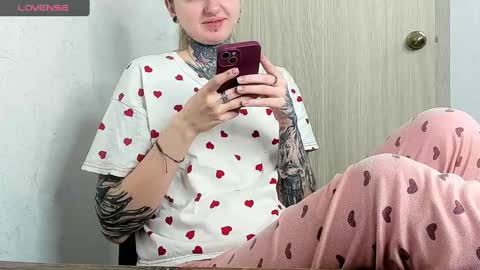 Snapshot of _feralberry__ chatting on March 2, 6:40 pm Alis online show from March 2, 6:40 pm