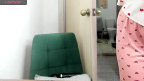 Snapshot of _feralberry__ chatting on March 3, 5:20 am Alis online show from March 3, 5:20 am