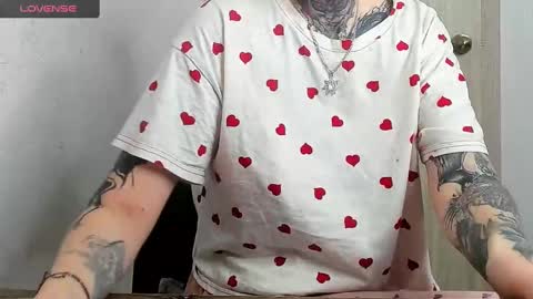 Snapshot of _feralberry__ chatting on March 3, 2:04 pm Alis online show from March 3, 2:04 pm