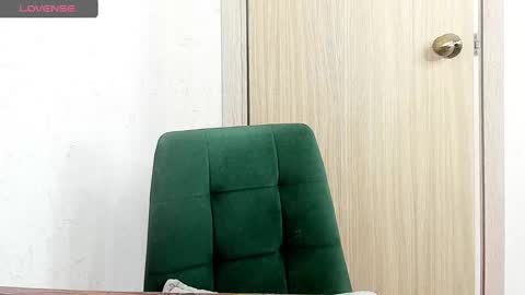 Snapshot of _feralberry__ chatting on March 5, 10:11 am Alis online show from March 5, 10:11 am