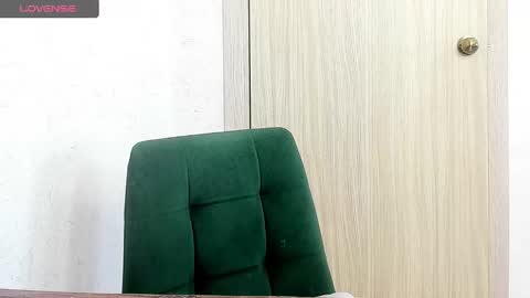 Snapshot of _feralberry__ chatting on March 6, 9:47 am Alis online show from March 6, 9:47 am