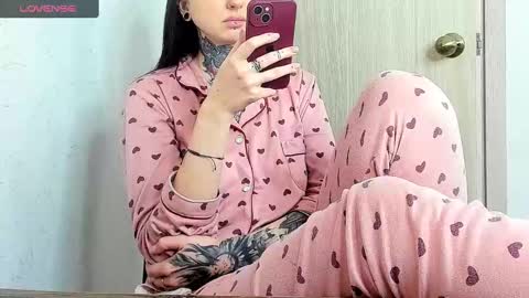 Snapshot of _feralberry__ chatting on March 6, 2:51 pm Alis online show from March 6, 2:51 pm