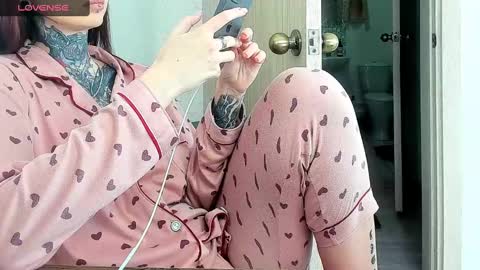 Snapshot of _feralberry__ chatting on March 8, 1:36 pm Alis online show from March 8, 1:36 pm