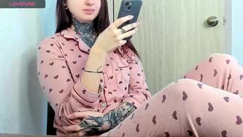 Snapshot of _feralberry__ chatting on March 9, 5:11 am Alis online show from March 9, 5:11 am