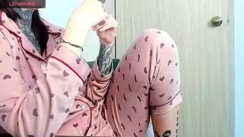 Snapshot of _feralberry__ chatting on March 10, 5:43 am Alis online show from March 10, 5:43 am
