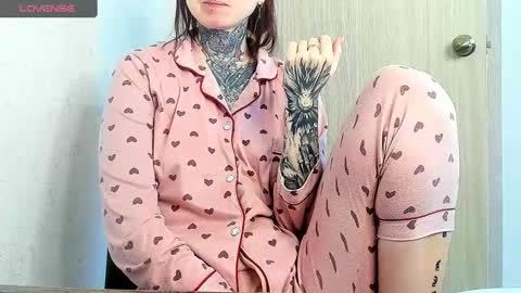 Snapshot of _feralberry__ chatting on March 11, 7:04 am Alis online show from March 11, 7:04 am