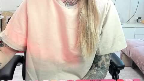 Snapshot of _feralberry__ chatting on September 12, 7:30 am Alis online show from September 12, 7:30 am