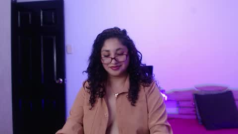 Snapshot of _gia_dior chatting on December 17, 10:38 pm Gia Independent model online show from December 17, 10:38 pm