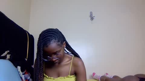 Snapshot of _goldie chatting on October 16, 2:01 am Goldie online show from October 16, 2:01 am