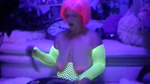 _hitgirly_ online show from March 4, 5:35 am