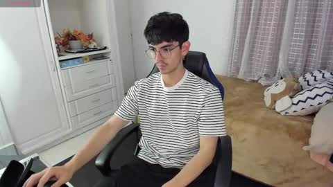 Snapshot of _jamesboy chatting on February 23, 2:18 am James online show from February 23, 2:18 am