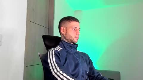 Snapshot of _jamesleandros chatting on April 23, 3:30 am jeison online show from April 23, 3:30 am