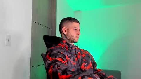 Snapshot of _jamesleandros chatting on April 25, 1:30 am jeison online show from April 25, 1:30 am