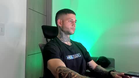 Snapshot of _jamesleandros chatting on May 20, 1:56 am jeison online show from May 20, 1:56 am