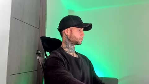 Snapshot of _jamesleandros chatting on June 6, 6:34 pm jeison online show from June 6, 6:34 pm