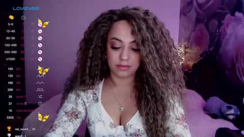 Snapshot of _just_a_queen_3 chatting on December 3, 6:28 pm _just_a_queen_3 online show from December 3, 6:28 pm