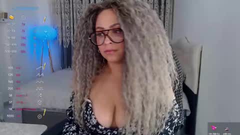 Snapshot of _just_a_queen_3 chatting on November 3, 10:49 am _just_a_queen_3 online show from November 3, 10:49 am