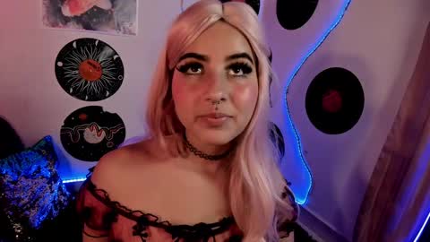 Snapshot of _karine01 chatting on February 13, 8:06 am _karine01 online show from February 13, 8:06 am