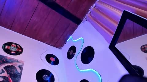 Snapshot of _karine01 chatting on March 8, 7:49 am _karine01 online show from March 8, 7:49 am