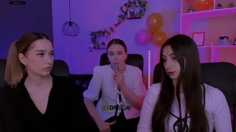 _kellykitten_ online show from April 3, 8:12 am