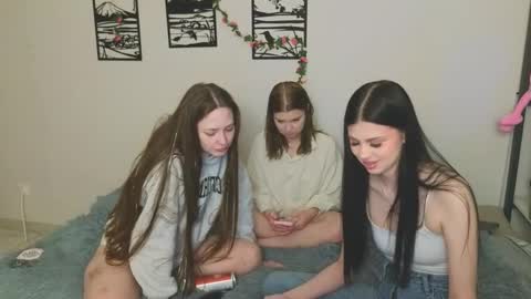 Snapshot of _kirieshka chatting on March 12, 1:40 pm Molly Emily online show from March 12, 1:40 pm