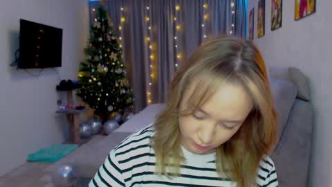 Snapshot of _lalune_ chatting on December 2, 12:07 pm _lalune_ online show from December 2, 12:07 pm