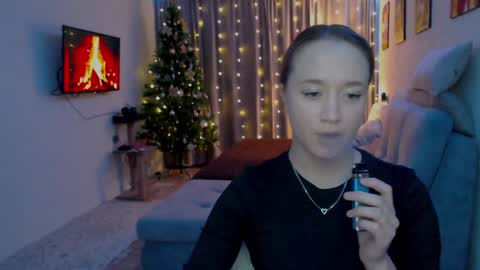 Snapshot of _lalune_ chatting on December 9, 12:19 pm _lalune_ online show from December 9, 12:19 pm