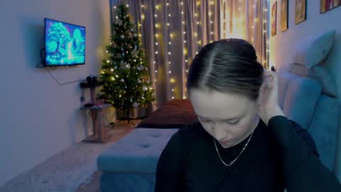 Snapshot of _lalune_ chatting on December 9, 3:22 pm _lalune_ online show from December 9, 3:22 pm