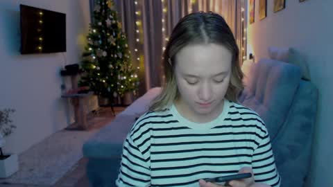 Snapshot of _lalune_ chatting on December 16, 9:52 pm _lalune_ online show from December 16, 9:52 pm