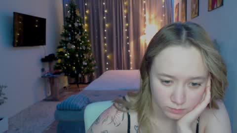 Snapshot of _lalune_ chatting on December 17, 5:36 pm _lalune_ online show from December 17, 5:36 pm